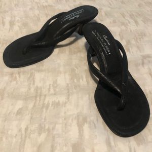 Donald Pliner black leather thong kitten heeled sandal size 6
